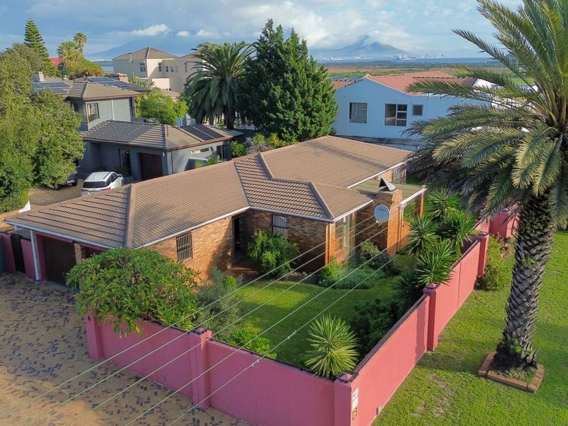 Spacious Family Haven in Flamingo Vlei - Photo 5