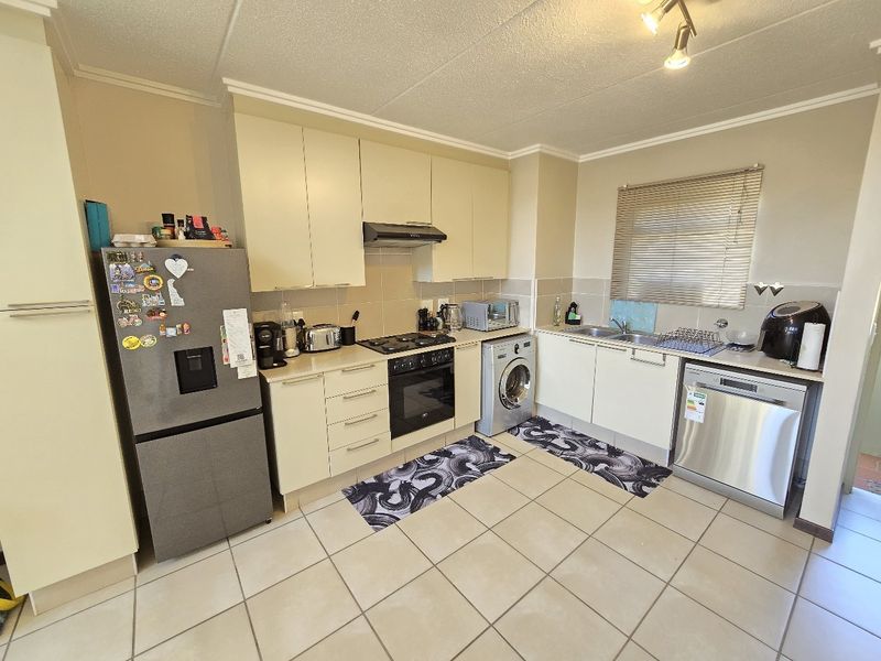 2 bed 2 bath apartment in Bryanston - Photo 4