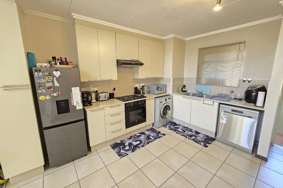 2 bed 2 bath apartment in Bryanston - Photo 4