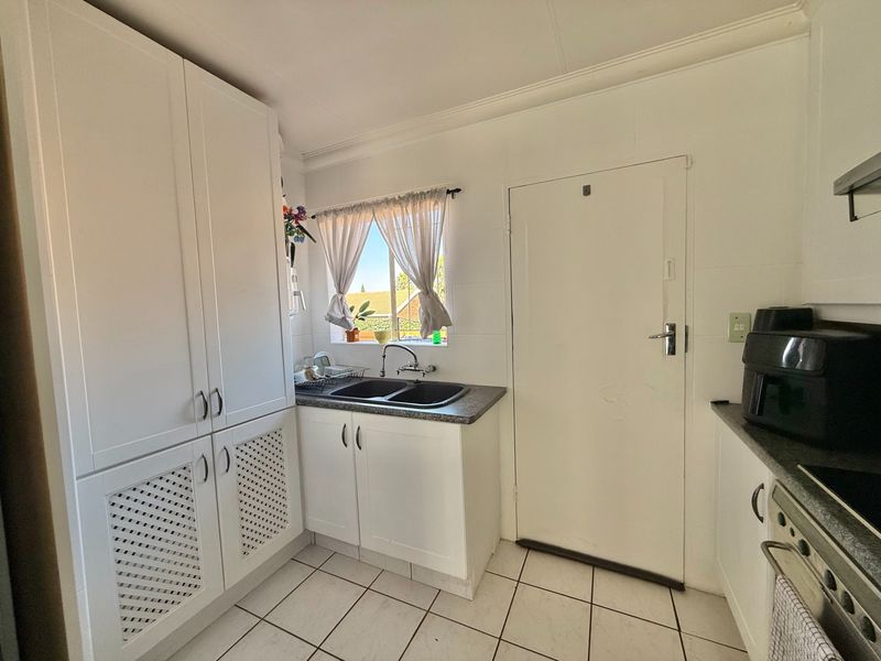 2 BEDROOM TOWNHOUSE For Sale in Elarduspark, Pre - Photo 8