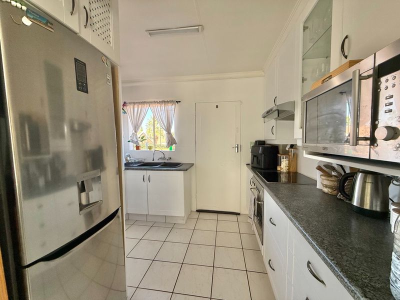 2 BEDROOM TOWNHOUSE For Sale in Elarduspark, Pre - Photo 7