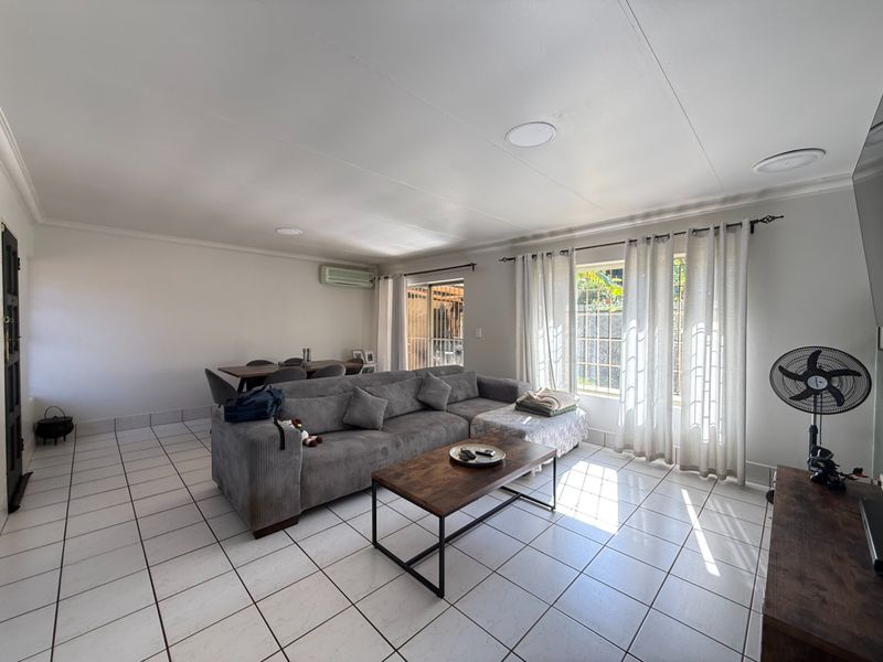 2 BEDROOM TOWNHOUSE For Sale in Elarduspark, Pre - Photo 3