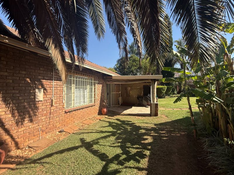 2 BEDROOM TOWNHOUSE For Sale in Elarduspark, Pre - Photo 2