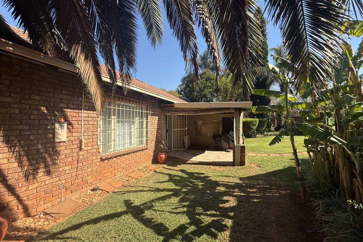 2 BEDROOM TOWNHOUSE For Sale in Elarduspark, Pre - Photo 2