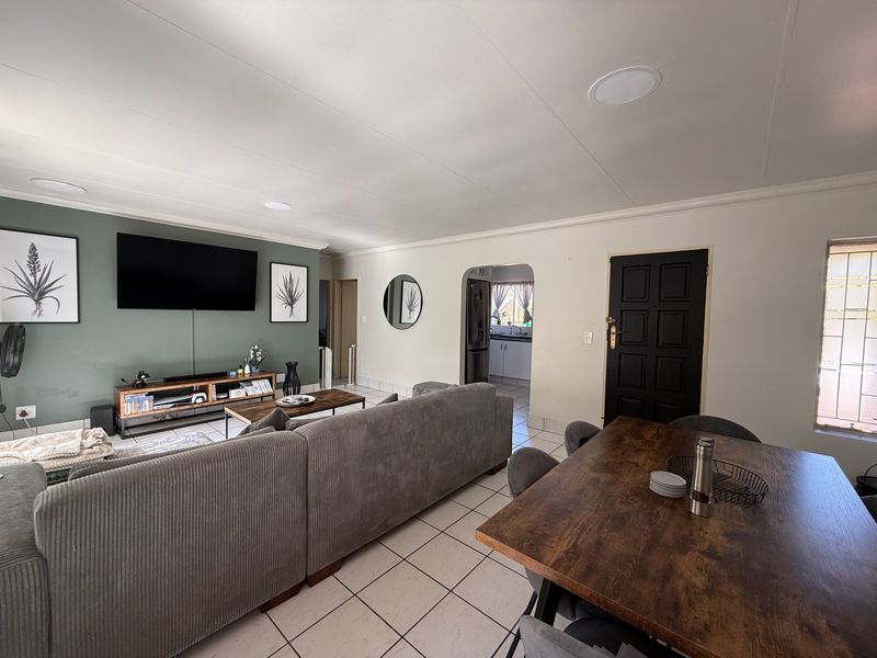 2 BEDROOM TOWNHOUSE For Sale in Elarduspark, Pre - Photo 4