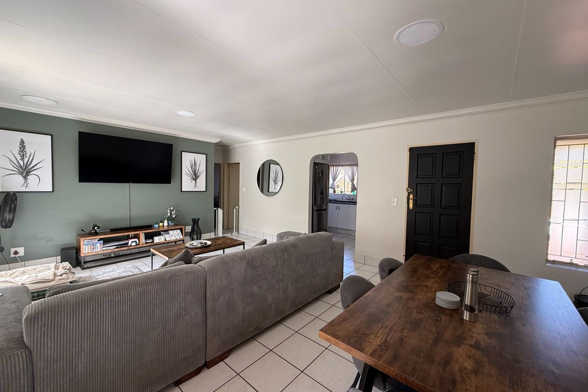 2 BEDROOM TOWNHOUSE For Sale in Elarduspark, Pre - Photo 4