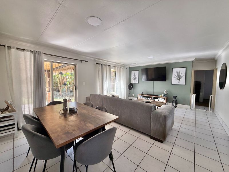 2 BEDROOM TOWNHOUSE For Sale in Elarduspark, Pre - Photo 5