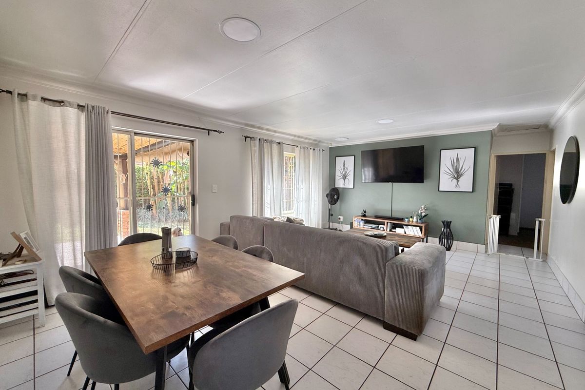 2 BEDROOM TOWNHOUSE For Sale in Elarduspark, Pre - Photo 5