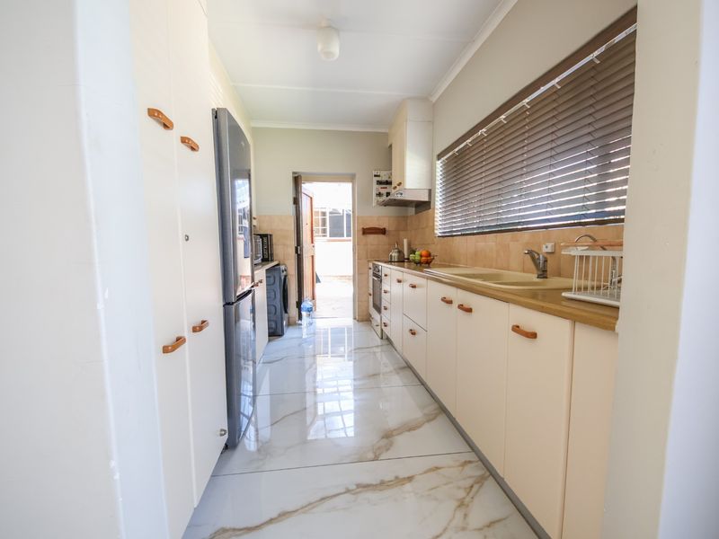 4 Bedroom House For Sale in Parkmore, Sandton - Photo 4