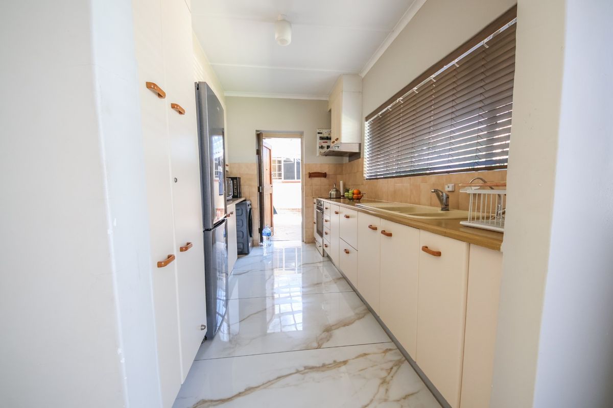4 Bedroom House For Sale in Parkmore, Sandton - Photo 4