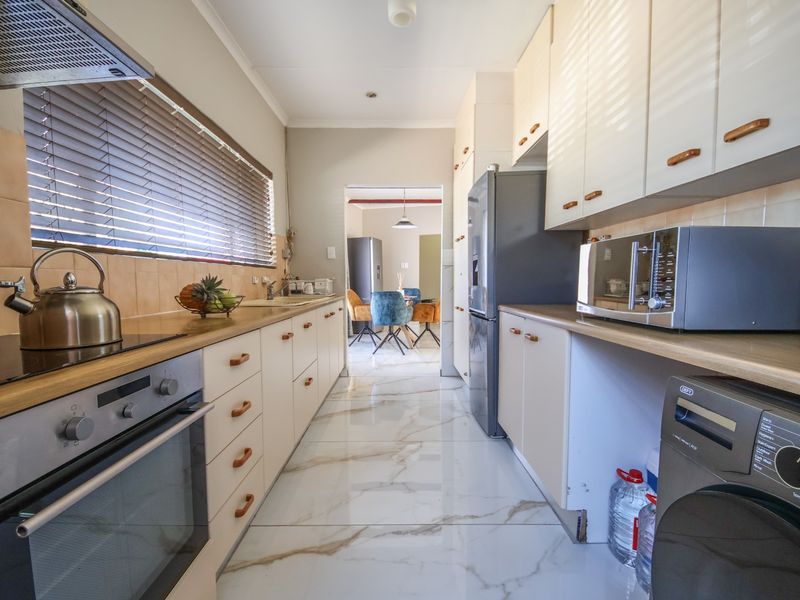 4 Bedroom House For Sale in Parkmore, Sandton - Photo 3