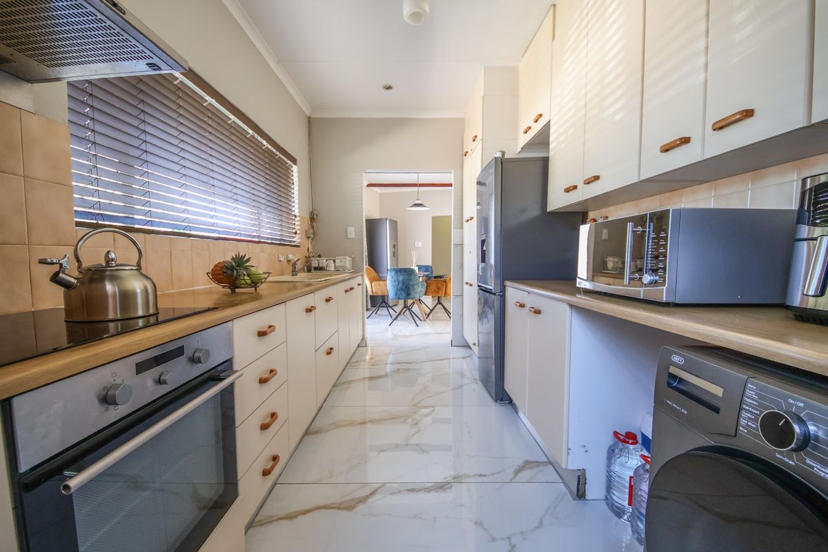4 Bedroom House For Sale in Parkmore, Sandton - Photo 3