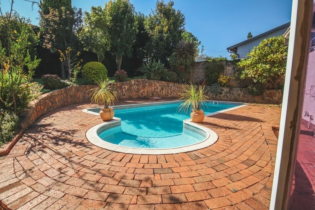 4 Bedroom House For Sale in Parkmore, Sandton - Photo 2