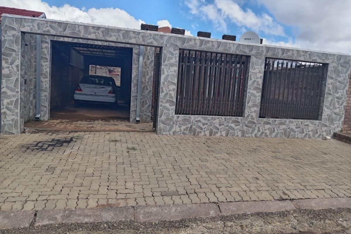 House For Sale in Meadowlands, Soweto - Photo 3