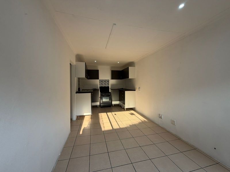 Move-In Ready 1-Bedroom Cottage in Greymont, Johannesburg - Photo 5