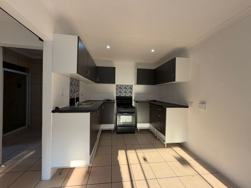 Move-In Ready 1-Bedroom Cottage in Greymont, Johannesburg - Photo 4
