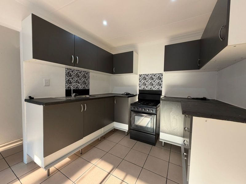 Move-In Ready 1-Bedroom Cottage in Greymont, Johannesburg - Photo 6