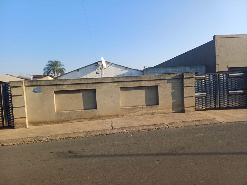 House For Sale in Mapetla, Soweto - Photo 1