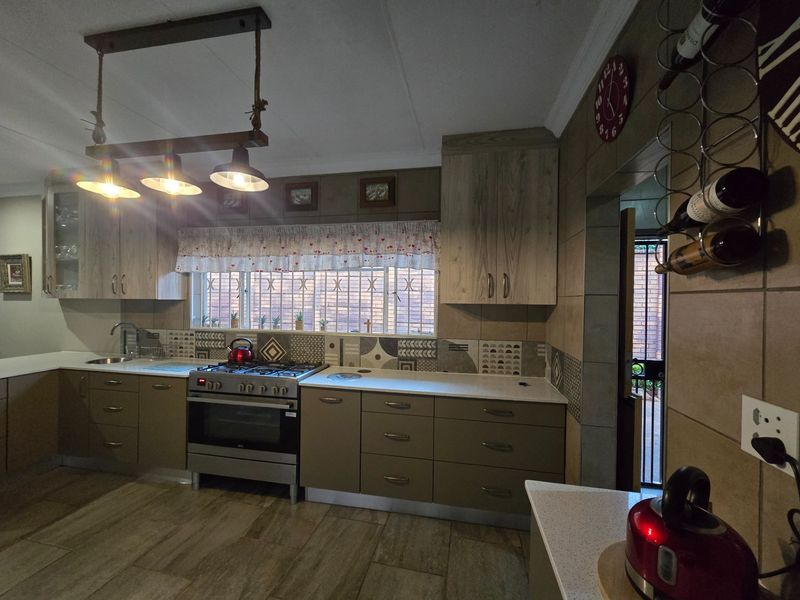 House For Sale in Sinoville, Pretoria - Photo 4