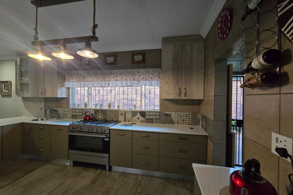 House For Sale in Sinoville, Pretoria - Photo 4