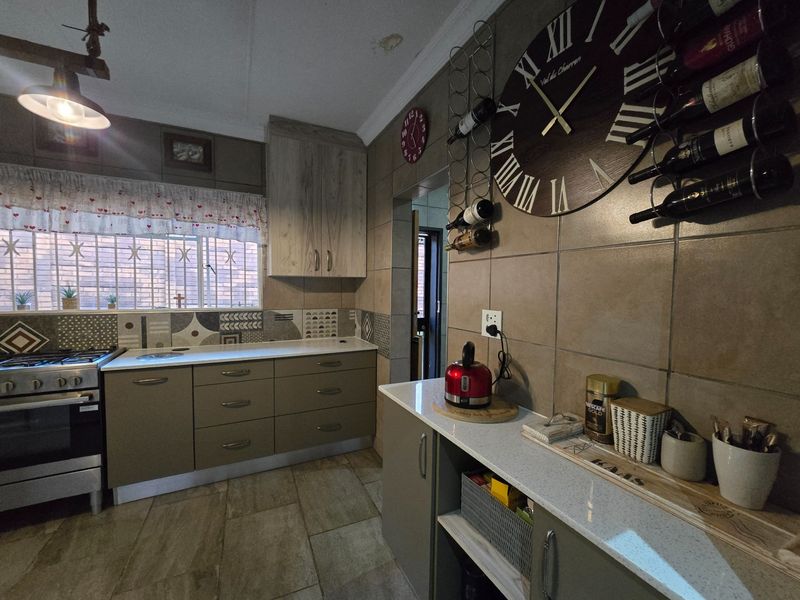 House For Sale in Sinoville, Pretoria - Photo 6