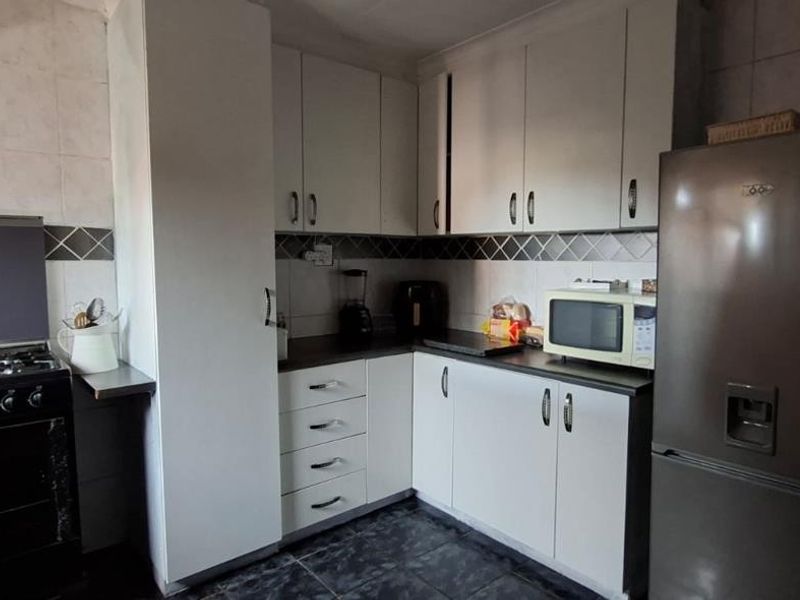 Spacious Family Home with Private 1-Bedroom Flatlet in Van Dyk Park, Boksburg - Photo 7