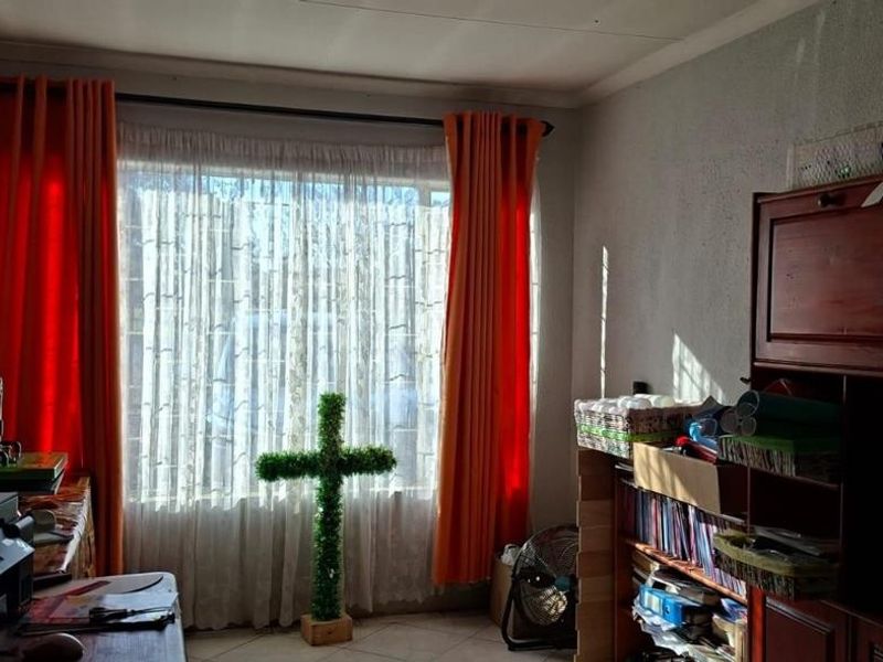 Spacious Family Home with Private 1-Bedroom Flatlet in Van Dyk Park, Boksburg - Photo 6