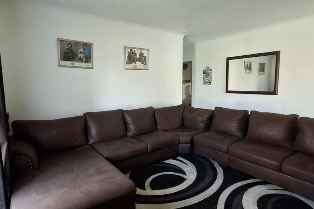 Spacious Family Home with Private 1-Bedroom Flatlet in Van Dyk Park, Boksburg - Photo 4