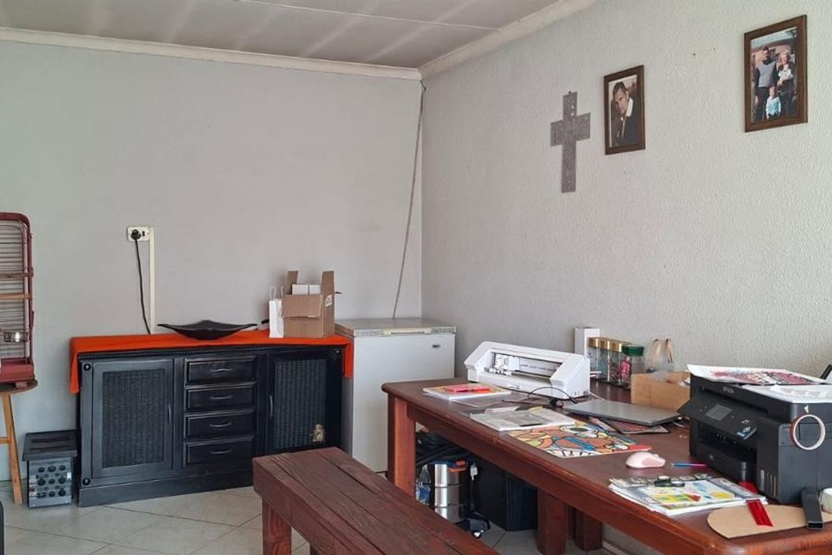 Spacious Family Home with Private 1-Bedroom Flatlet in Van Dyk Park, Boksburg - Photo 5