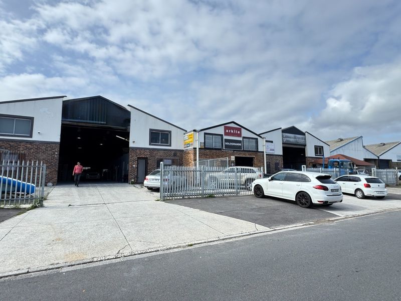 586m2 Warehouse with Yard To Let in Montague Gardens, Cape Town - Photo 1