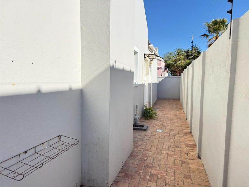Shared Entrance Studio - Occupation 1 July 2026 | Month to Month Lease | Rent incl utilities + fibre - Photo 1