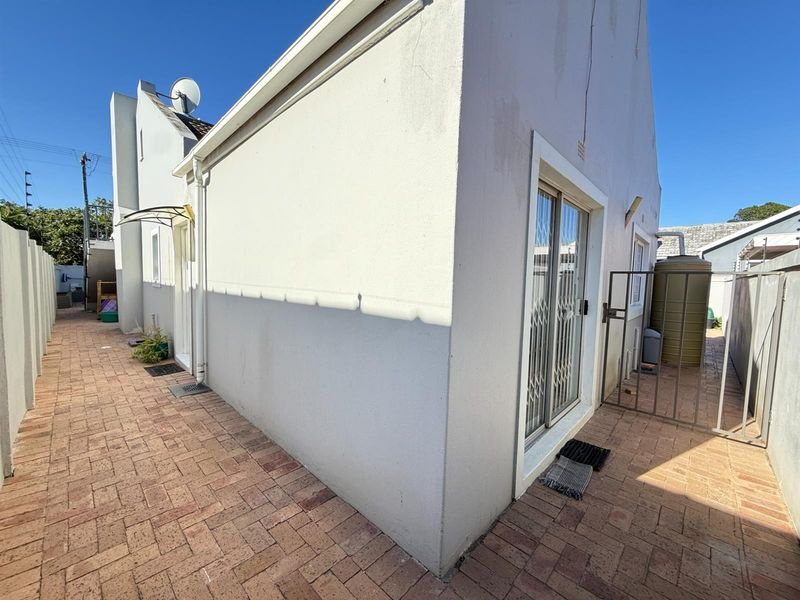 Shared Entrance Studio - Occupation 1 July 2026 | Month to Month Lease | Rent incl utilities + fibre - Photo 2