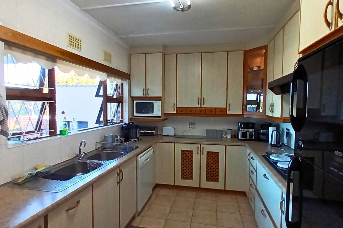 Cherished Family Home with Flatlet in Amalinda North, East London - Photo 5