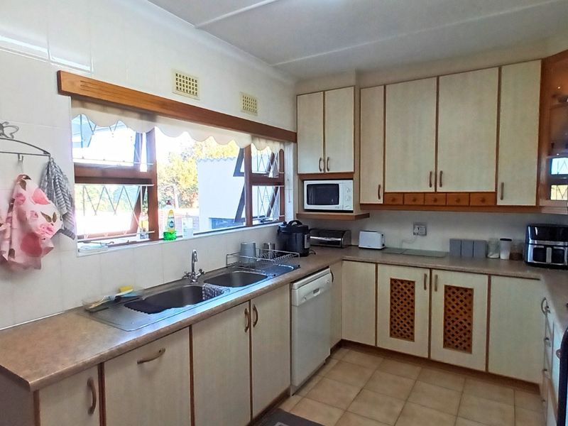 Cherished Family Home with Flatlet in Amalinda North, East London - Photo 6
