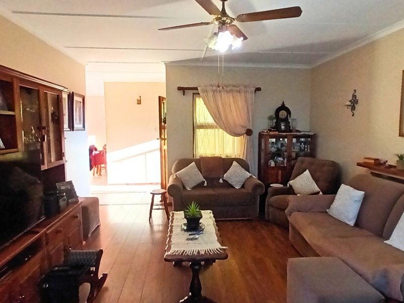 Cherished Family Home with Flatlet in Amalinda North, East London - Photo 3