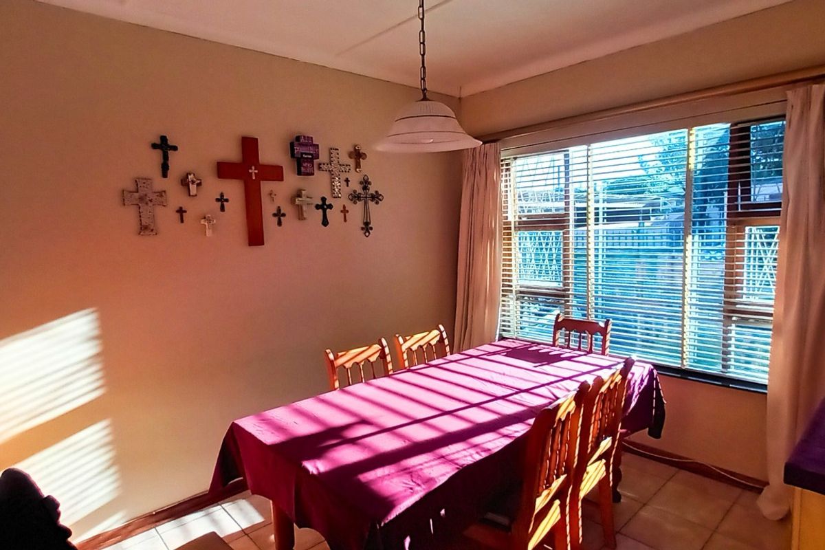 Cherished Family Home with Flatlet in Amalinda North, East London - Photo 4