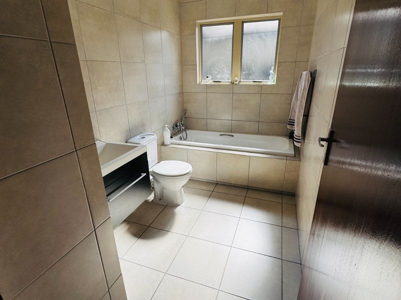 2 bedroom ,2-bathroom apartment for rent in Noordwyk - Photo 10