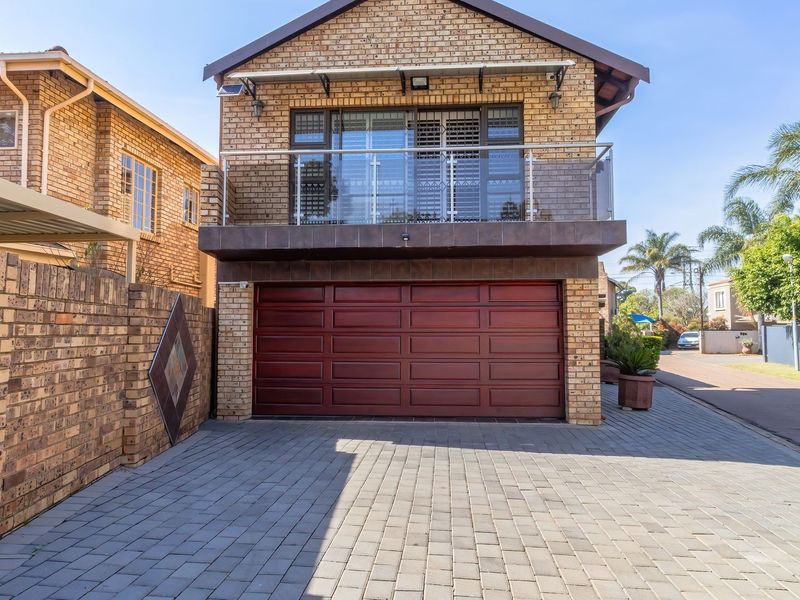 STUNNING 4 BEDROOM, 3 BATHROOM HOUSE IN WIERDA GLEN ESTATE WITH EXTRAS YOU CAN ONLY DREAM OF!! - Photo 4