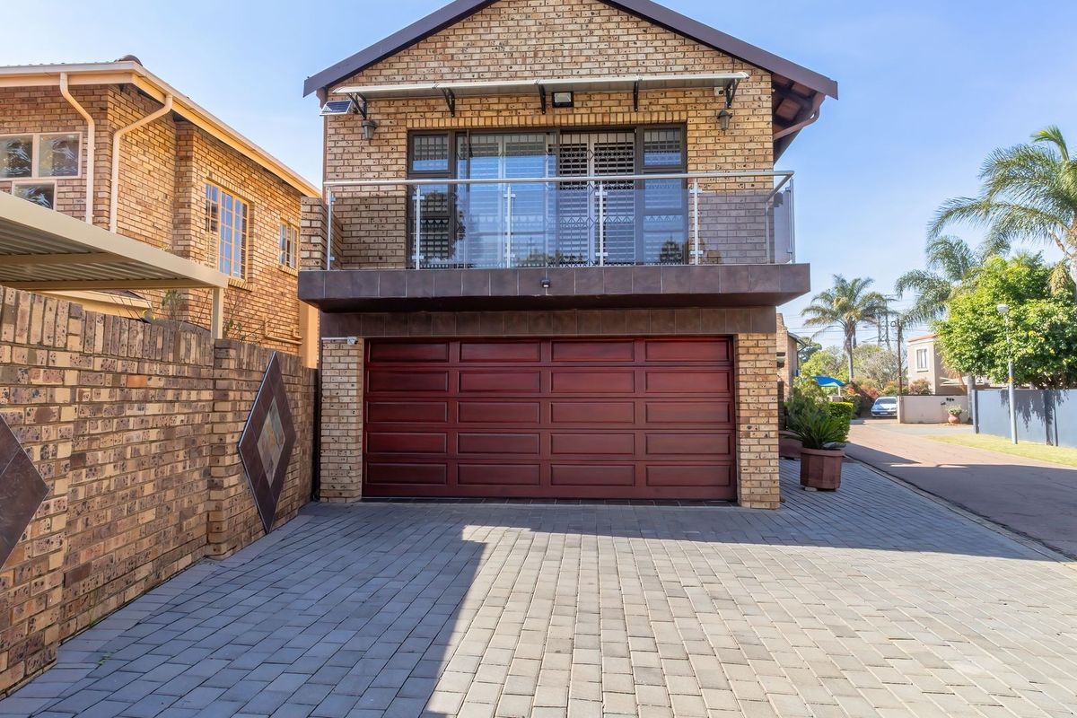 STUNNING 4 BEDROOM, 3 BATHROOM HOUSE IN WIERDA GLEN ESTATE WITH EXTRAS YOU CAN ONLY DREAM OF!! - Photo 4