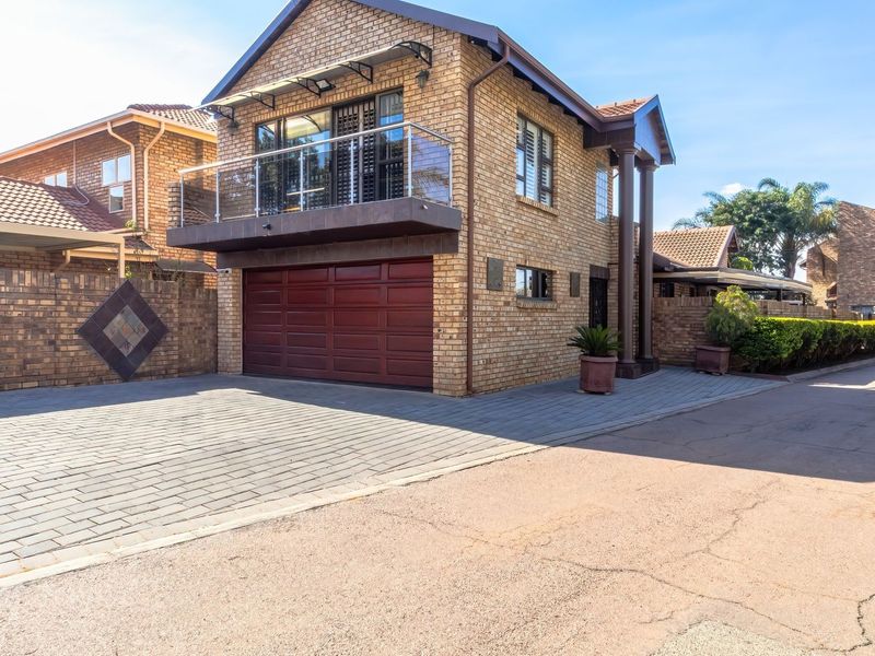 STUNNING 4 BEDROOM, 3 BATHROOM HOUSE IN WIERDA GLEN ESTATE WITH EXTRAS YOU CAN ONLY DREAM OF!! - Photo 3