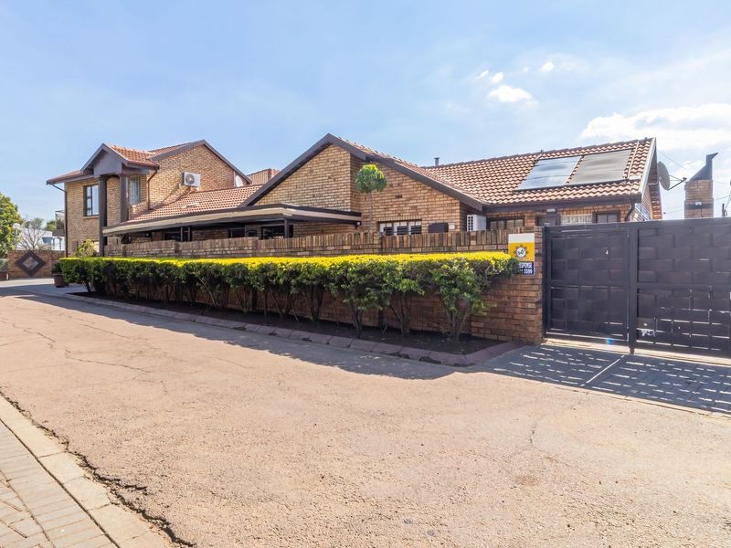 STUNNING 4 BEDROOM, 3 BATHROOM HOUSE IN WIERDA GLEN ESTATE WITH EXTRAS YOU CAN ONLY DREAM OF!! - Photo 2