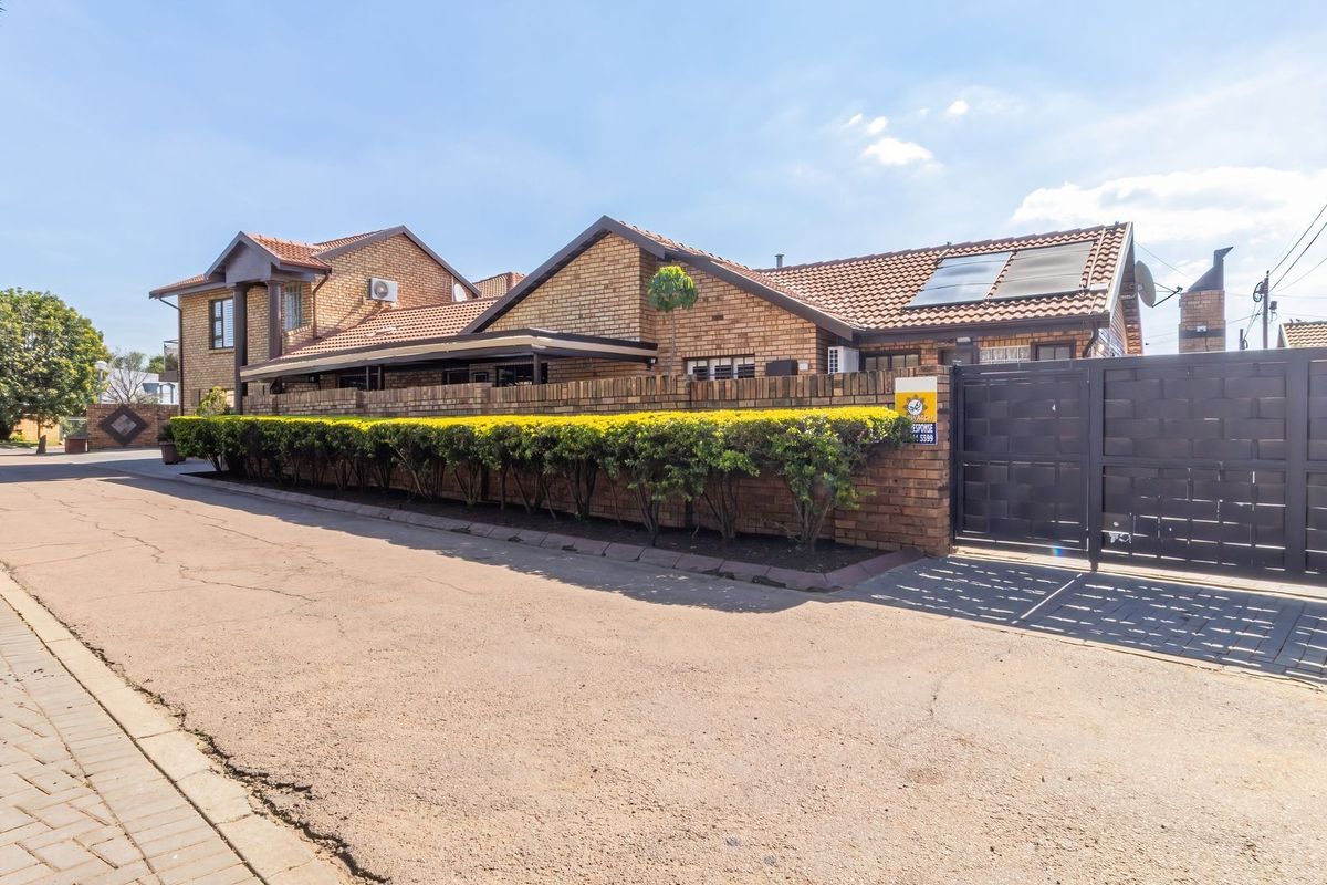 STUNNING 4 BEDROOM, 3 BATHROOM HOUSE IN WIERDA GLEN ESTATE WITH EXTRAS YOU CAN ONLY DREAM OF!! - Photo 2