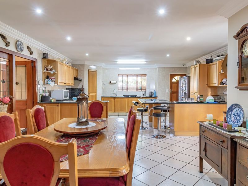 STUNNING 4 BEDROOM, 3 BATHROOM HOUSE IN WIERDA GLEN ESTATE WITH EXTRAS YOU CAN ONLY DREAM OF!! - Photo 10