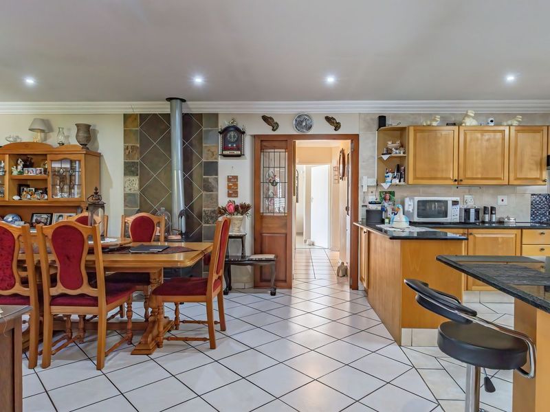 STUNNING 4 BEDROOM, 3 BATHROOM HOUSE IN WIERDA GLEN ESTATE WITH EXTRAS YOU CAN ONLY DREAM OF!! - Photo 9