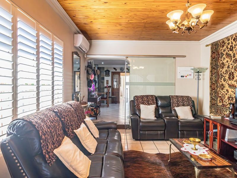STUNNING 4 BEDROOM, 3 BATHROOM HOUSE IN WIERDA GLEN ESTATE WITH EXTRAS YOU CAN ONLY DREAM OF!! - Photo 8