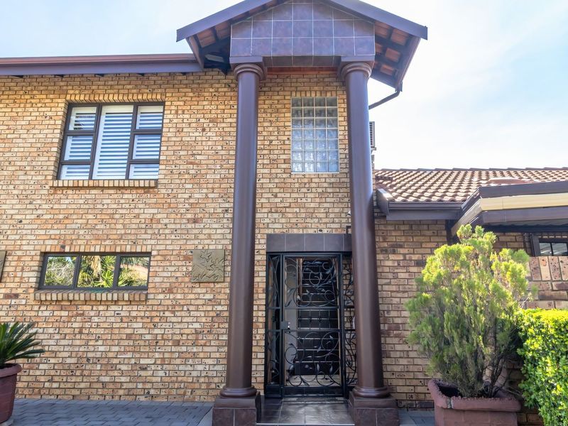 STUNNING 4 BEDROOM, 3 BATHROOM HOUSE IN WIERDA GLEN ESTATE WITH EXTRAS YOU CAN ONLY DREAM OF!! - Photo 5