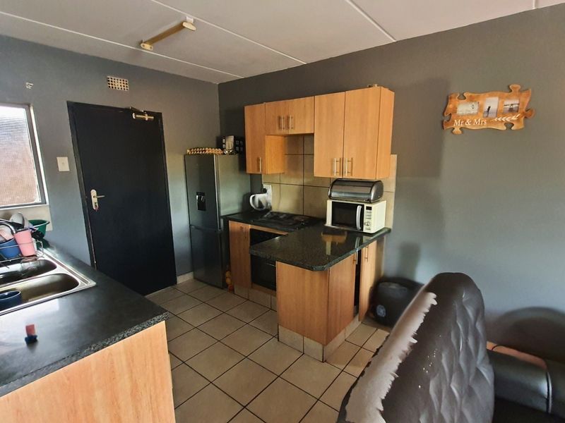 Modern 2 Bed Apartment - Photo 8
