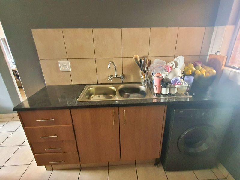 Modern 2 Bed Apartment - Photo 9