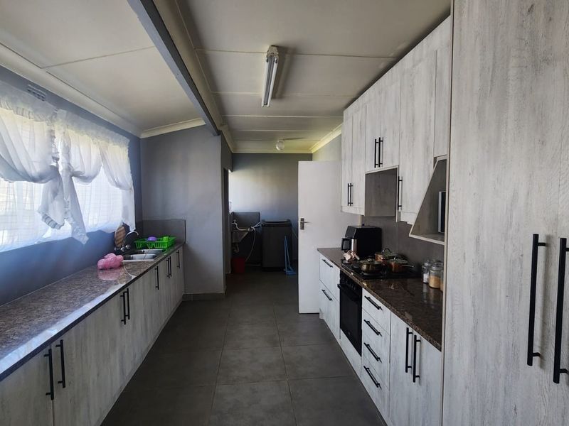 Spacious Family Home with Granny Flat for Sale in Modder East - Photo 3