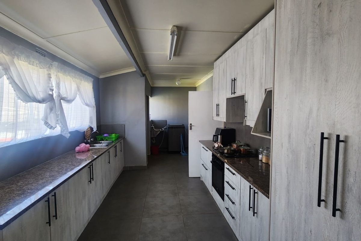 Spacious Family Home with Granny Flat for Sale in Modder East - Photo 3